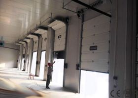 福建工業(yè)滑升門,防凍防潮隔熱！-廣州奇翔